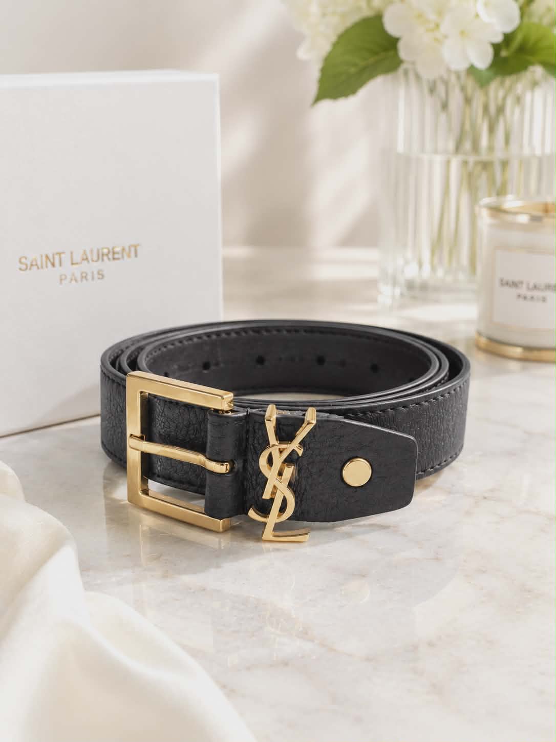 Czarny pasek damski YSL ze złotą klamrą w luksusowym minimalistycznym stylu idealny do eleganckich i codziennych stylizacji