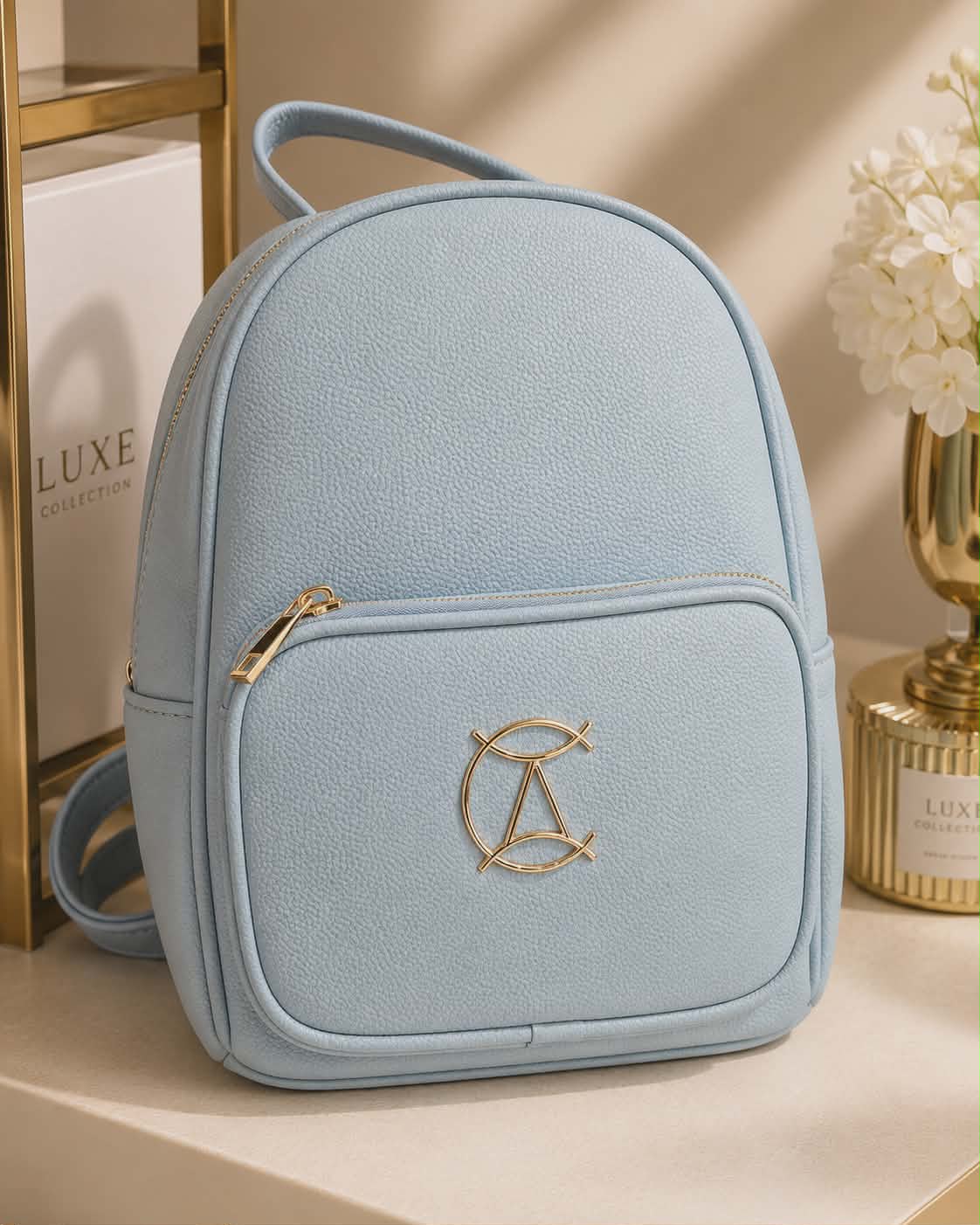 Elegancki plecak damski premium w kolorze baby blue z minimalistycznym designem i złotymi detalami idealny na co dzień, do pracy i na wyjazdy