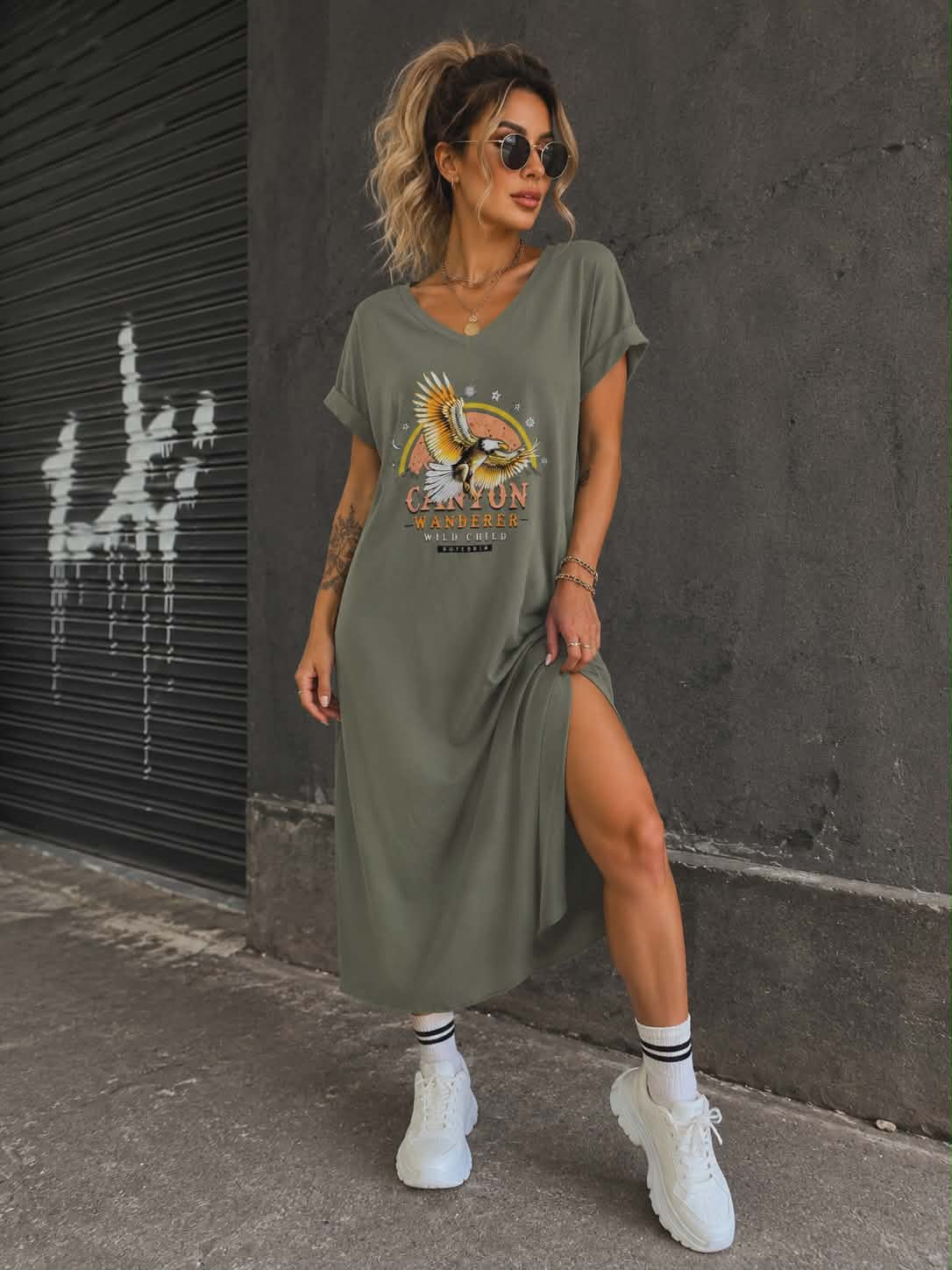 Damska sukienka oversize Canyon Wanderer w kolorze khaki z bawełny, z modnym nadrukiem orła i rozcięciem po boku, idealna do codziennych i miejskich stylizacji.