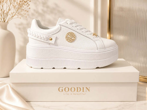 Białe sneakersy damskie Goodin ze skóry naturalnej na grubej platformie z ozdobnymi złotymi detalami. Stylowe i wygodne buty idealne do codziennych oraz eleganckich stylizacji.
