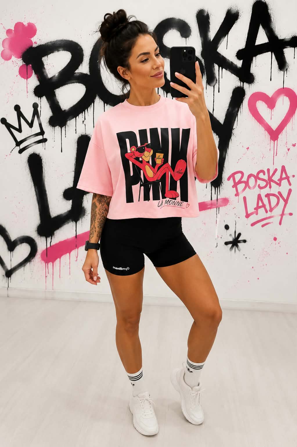 Różowy damski t-shirt crop oversize z nadrukiem Pantery. Krótka koszulka o luźnym kroju z regulowanym dołem, idealna do letnich stylizacji z legginsami, szortami lub jeansami.