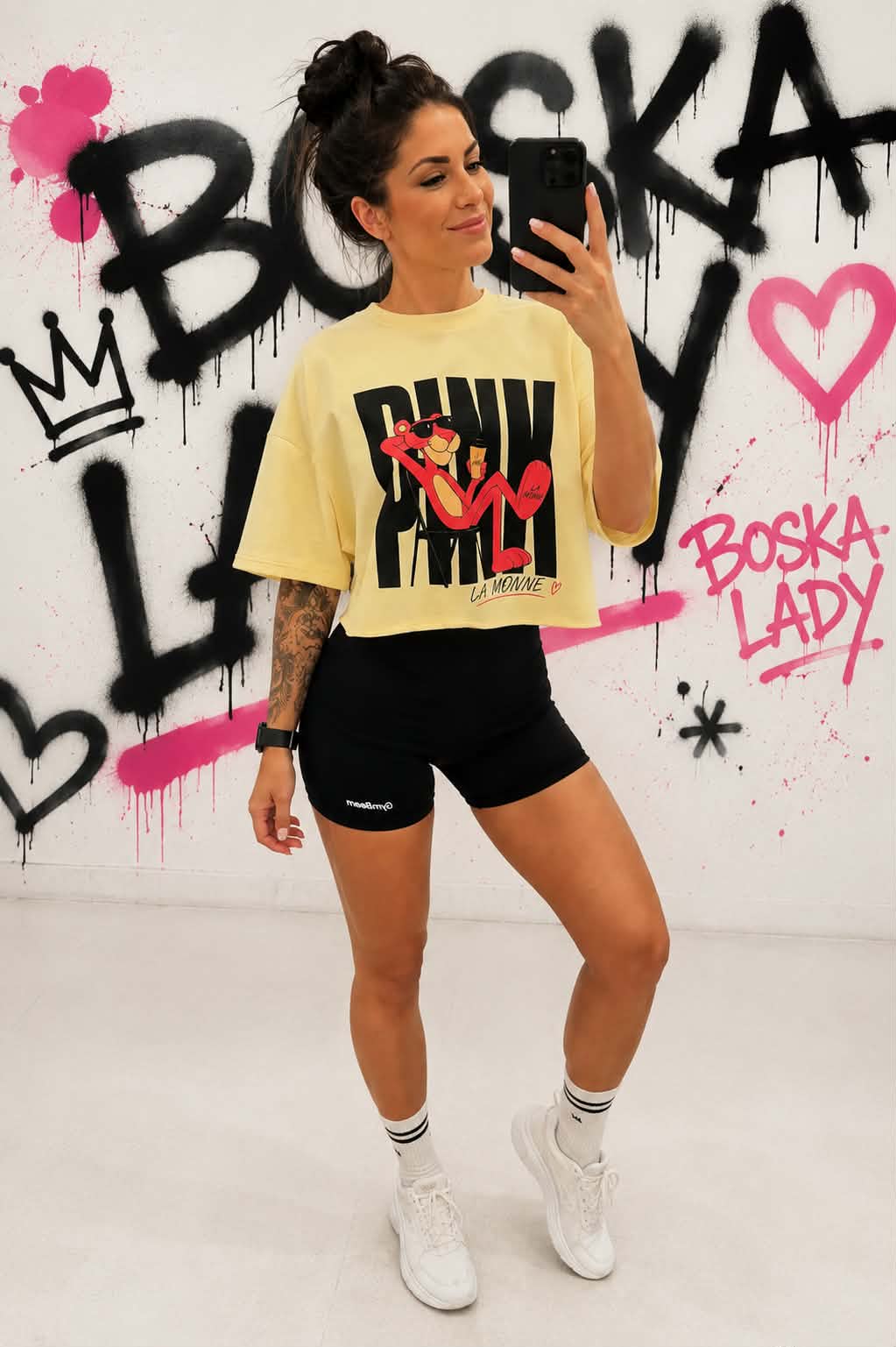 Żółty damski t-shirt crop oversize z nadrukiem Pantery. Krótka koszulka o luźnym kroju z regulowanym dołem, doskonała do codziennych i sportowych stylizacji z legginsami, szortami lub jeansami.