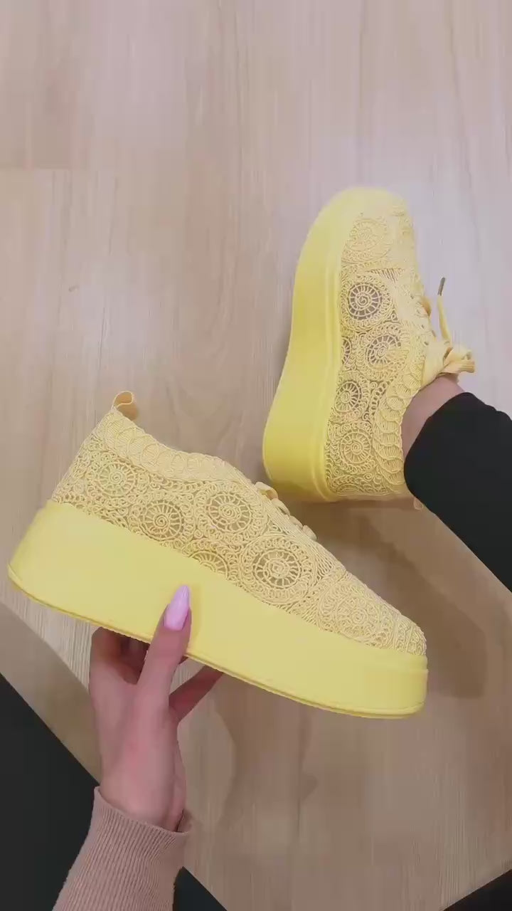 Koronkowe sneakersy damskie na platformie lekkie